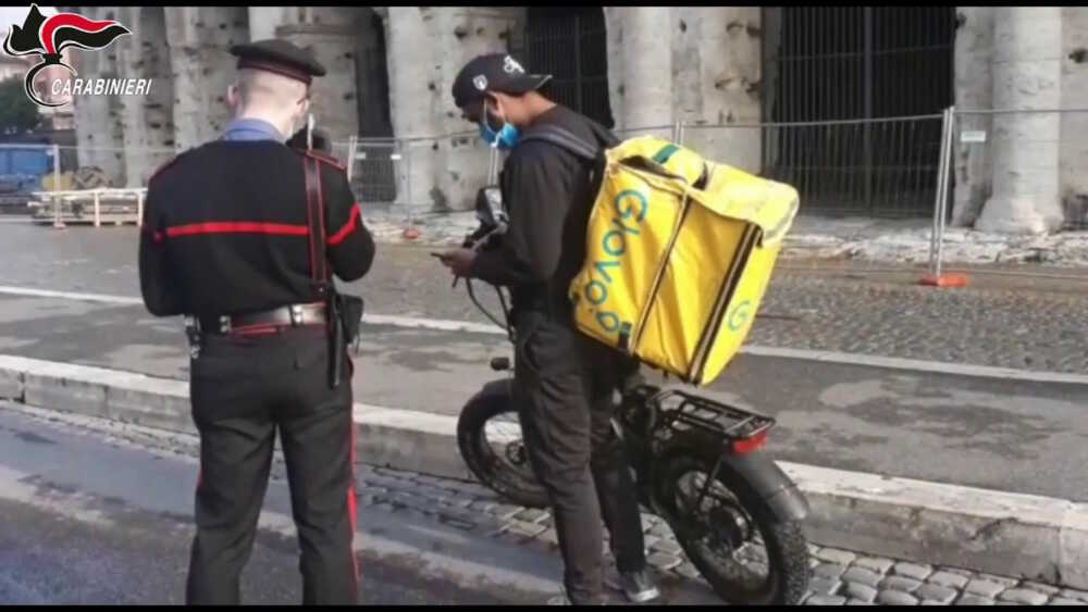 “Sei in ritardo con l’ordine”: rider pakistano minaccia col coltello la titolare della pizzeria di San Pietro