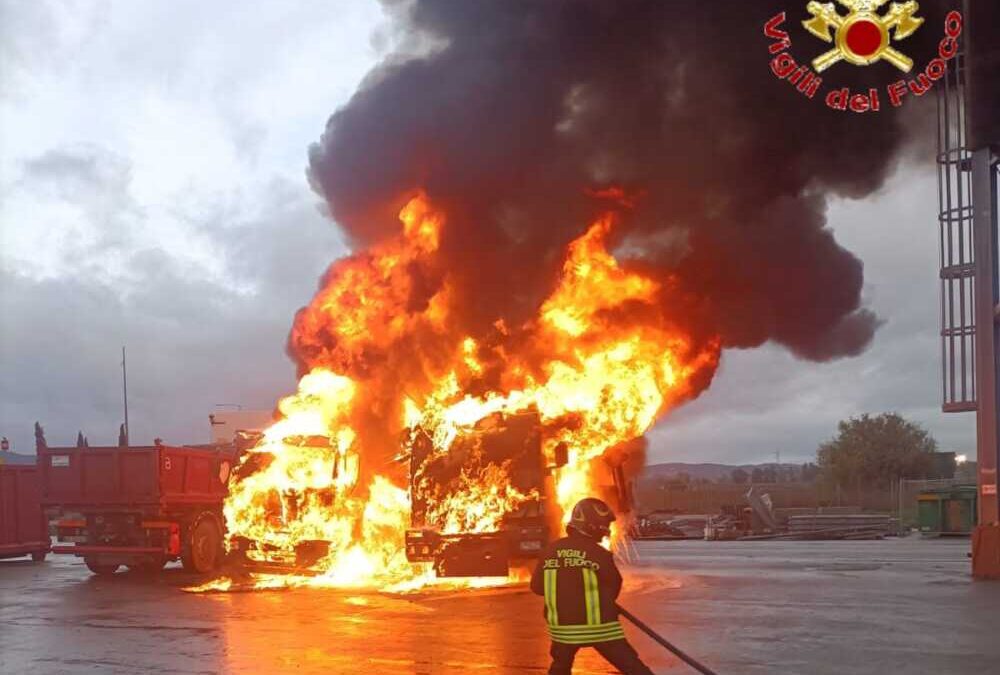 Camion in fiamme sull’Aurelia, intervengono i pompieri di Civitavecchia