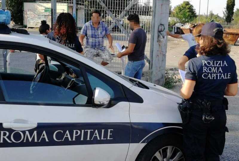 Esce correndo dal campo nomadi e investe un pizzardone, fermato un uomo a Villa Gordiani