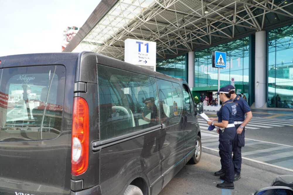 Sequestra un cliente: rintracciato e denunciato un ncc abusivo fuggito dai controlli all’aeroporto di Fiumicino