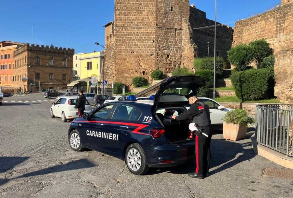 Inseguimento da 8 km nel centro di Cerveteri: 20enne fermato senza patente e con la targa al contrario