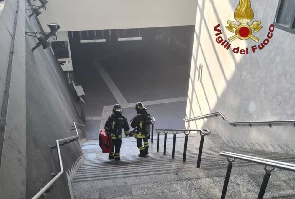 Fumo nella metro C alla fermata Teano: fiamme alle batterie, treni fermi