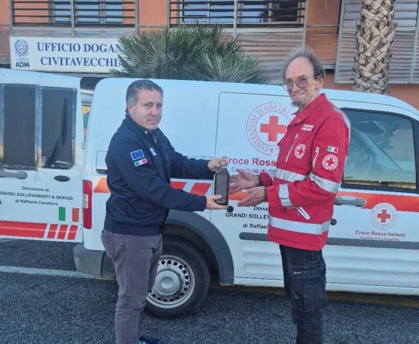 Le Dogane di Civitavecchia donano dell’olio alla Croce Rossa