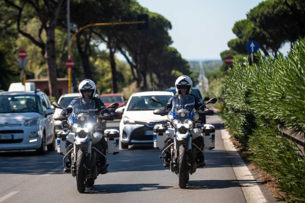 Contromano sulla Colombo lo fermano e aizza il cane contro gli agenti: 29enne denunciato da Roma Capitale