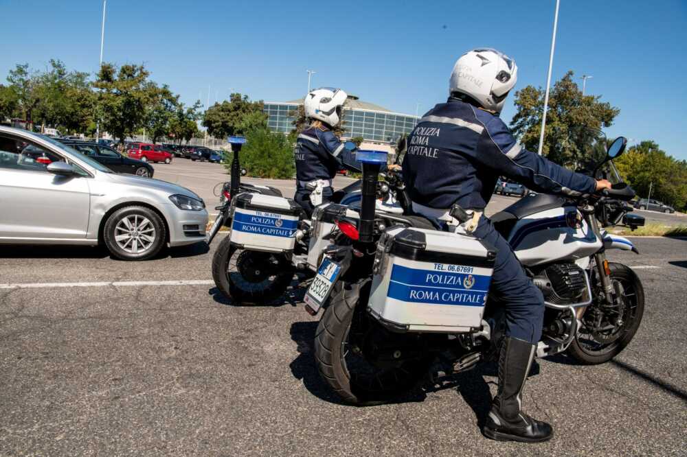 Dieci parcheggiatori abusivi fermati da Roma Capitale