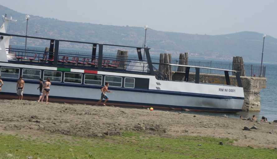 Lago di Bracciano livelli ai minimi foto del 2017 battello