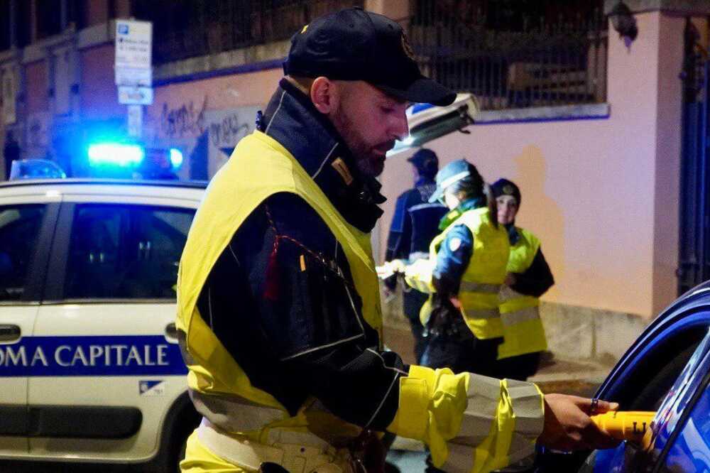 Contromano vicino piazza Navona, Roma Capitale lo ferma e scopre che è ubriaco e senza assicurazione