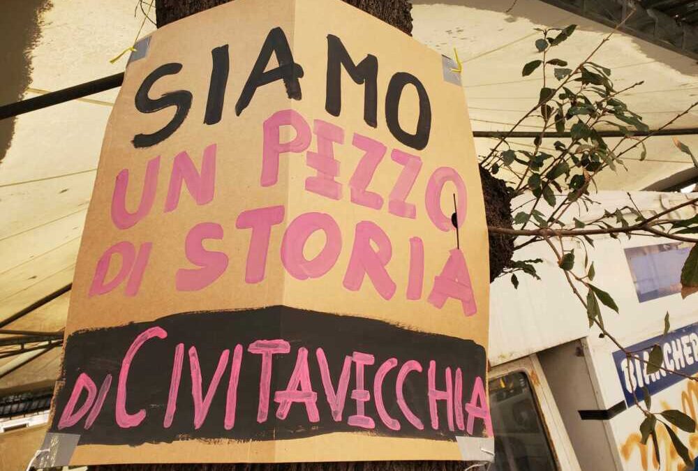 “No a taglio degli alberi al mercato di Civitavecchia”