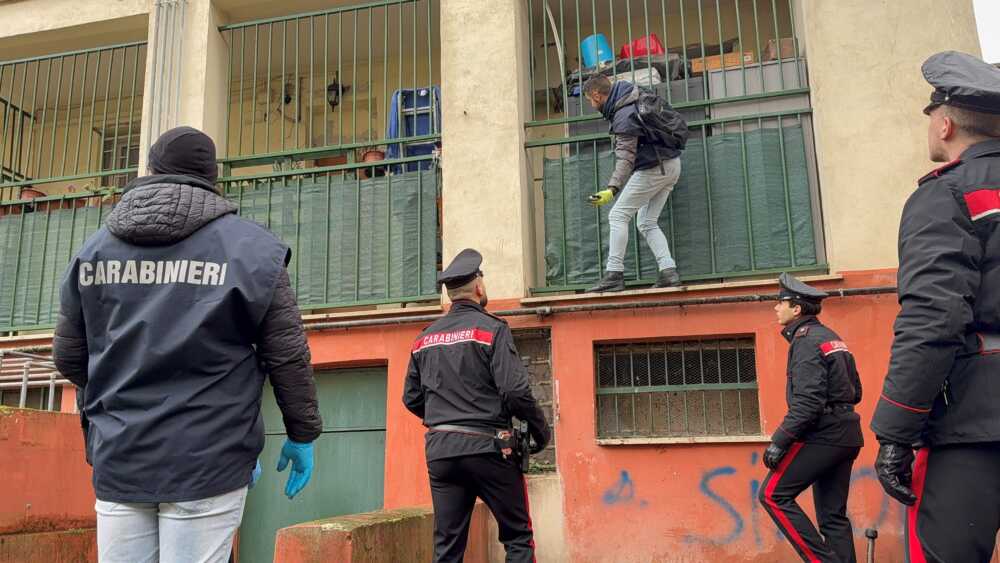 carabinieri arrampicati